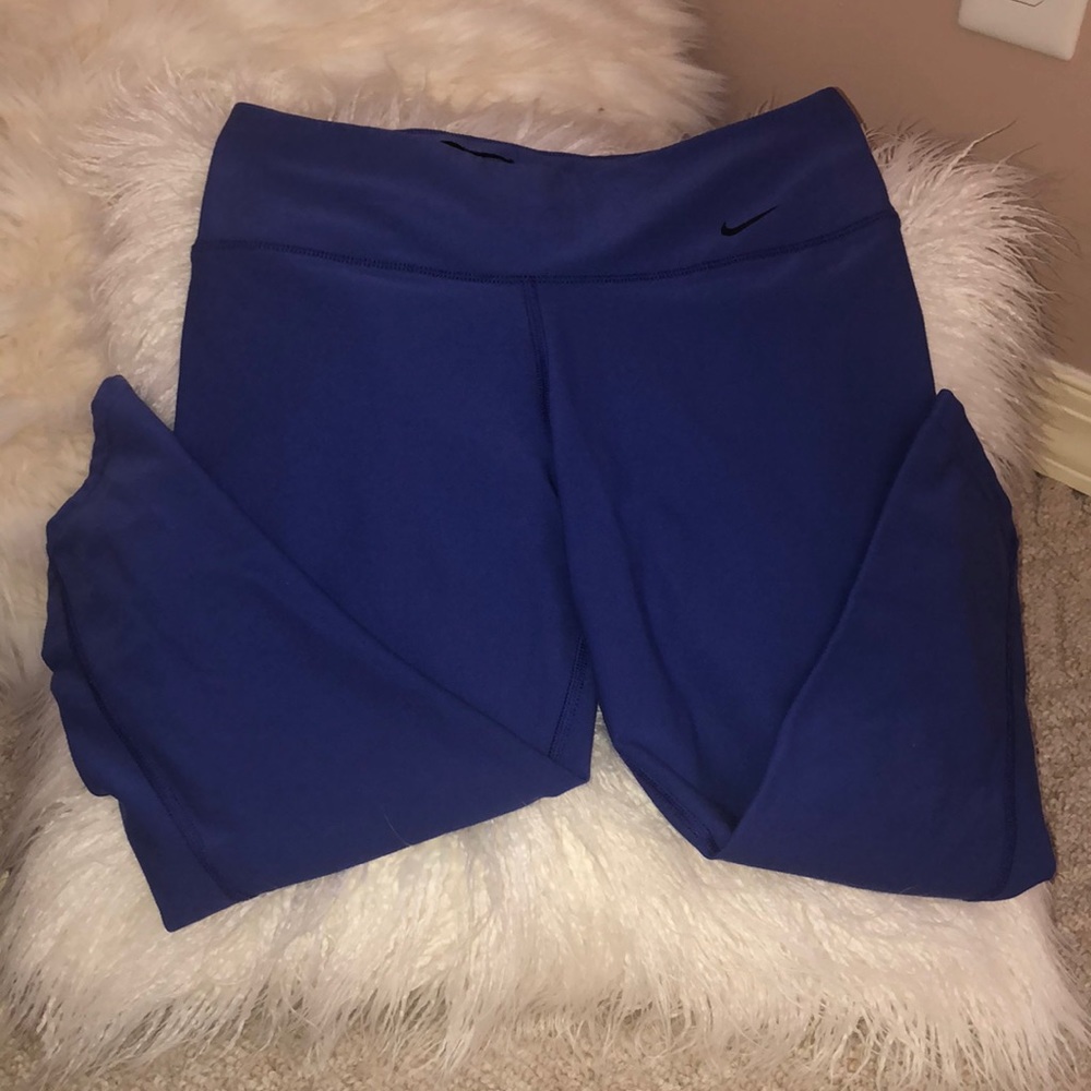Nike Calf Length Athletic Wear Leggings.
